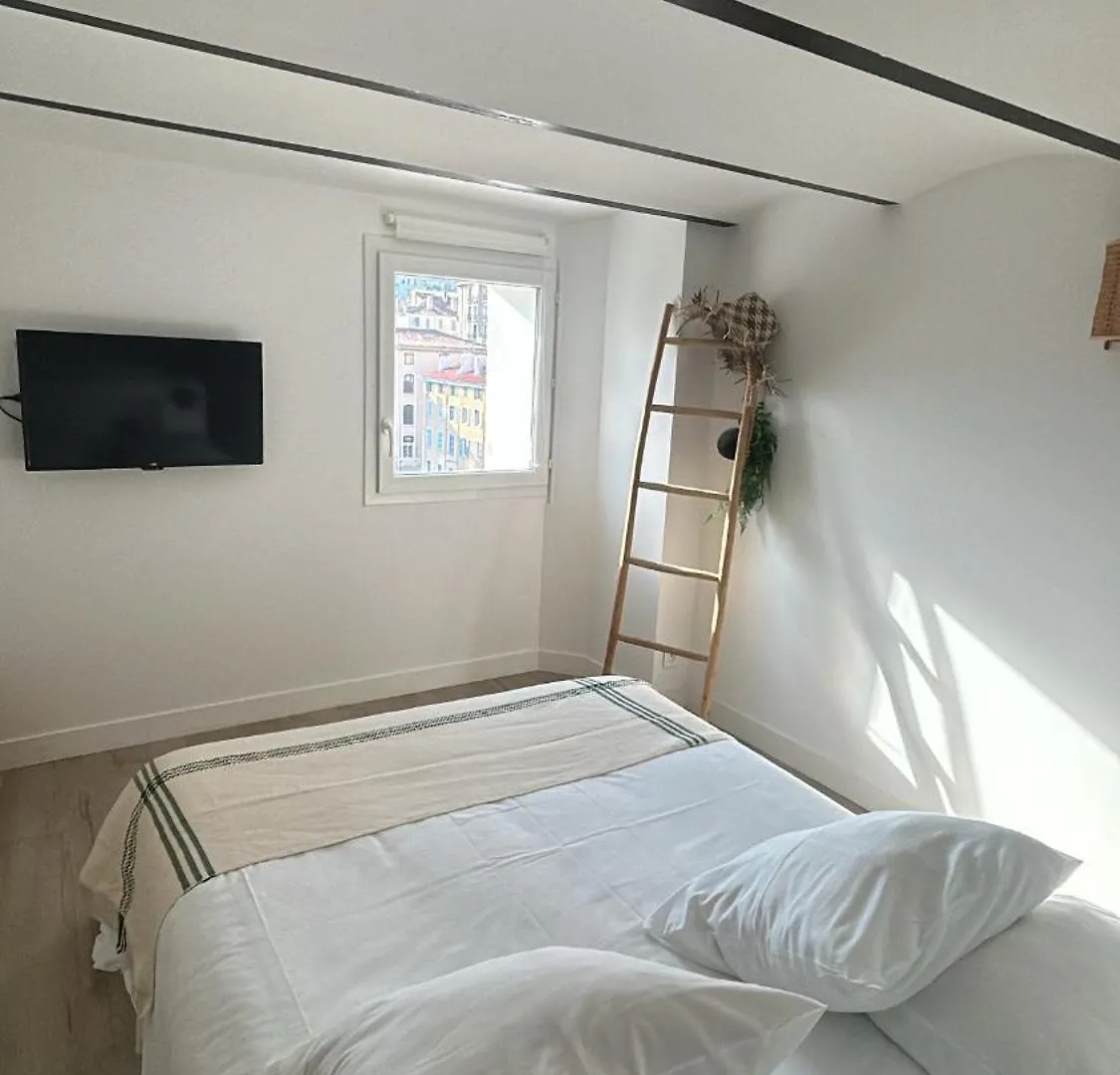 Apartment Place Aux Huiles Marseille France
